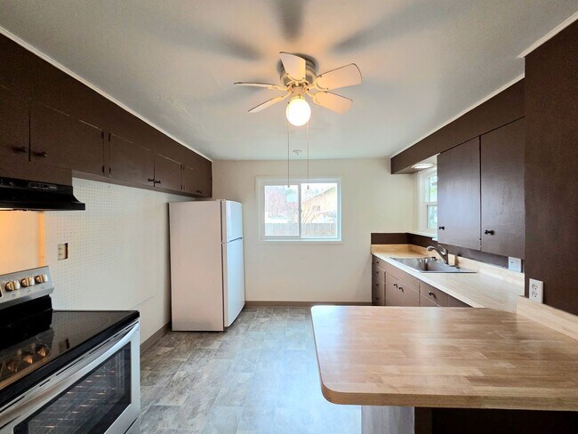 Photo - 4-Bedroom + Den, 2-Bath House for Rent in Cashmere ON THE RIVER!!