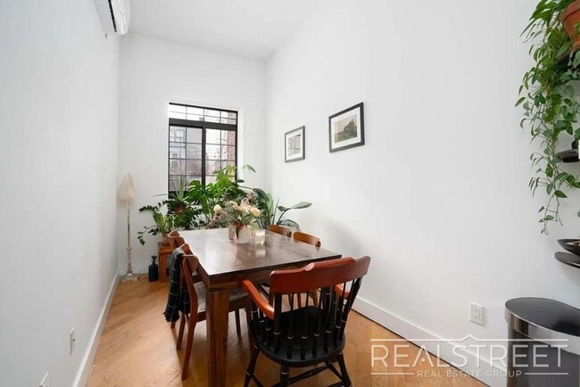 Photo - Prime Williamsburg 3-Bedroom with Private Backyard + Laundry in Building Unidad 1L