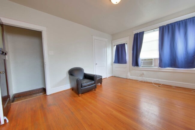 3951-3953 Chippewa Unit 3953A