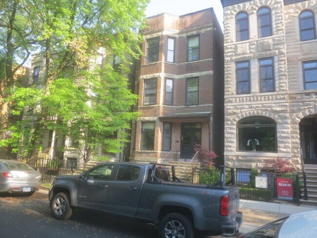 Building Photo - 833 W Newport Ave Unit 2 Rental