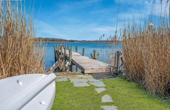 Photo - 105 W Neck Point Rd