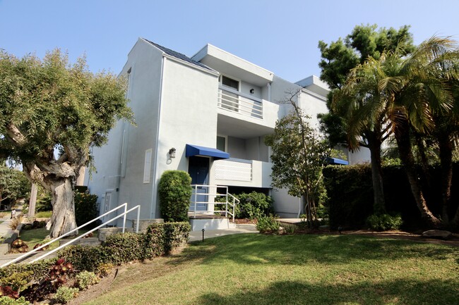 Building Photo - 800 N Juanita Ave