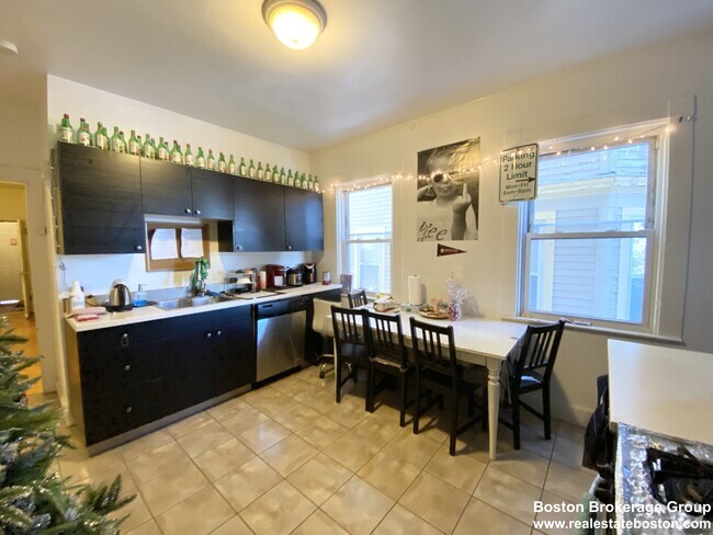 Building Photo - 76 Calumet St Unit 1 Rental
