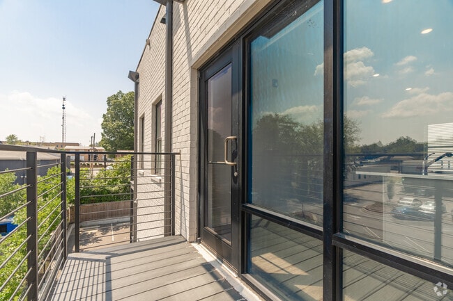 1BR, 1BA - 750SF - Balcony