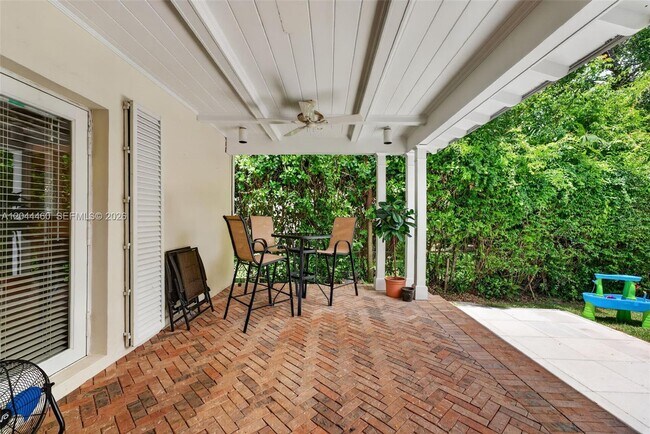 Photo - 1710 Segovia St