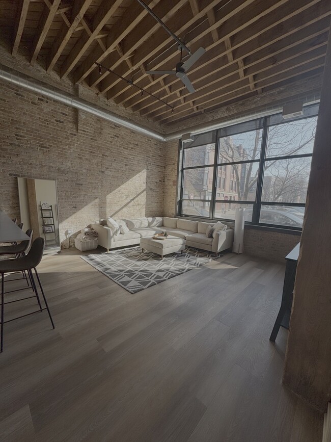 Photo - 818 N Wolcott Ave Unidad 110 Rental