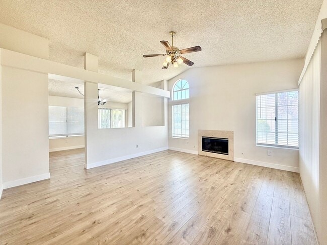 Building Photo - AVAILABLE NOW! 3 Bedroom 2 Bathroom Home in Golden Sun Estates!