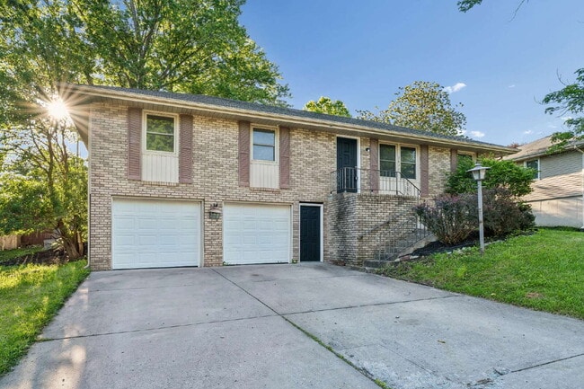 Photo - Charming 3-Bedroom Home with Spacious 2160 Sq Ft Layout in Independence, MO!