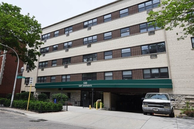 Building Photo - 447 W Surf St