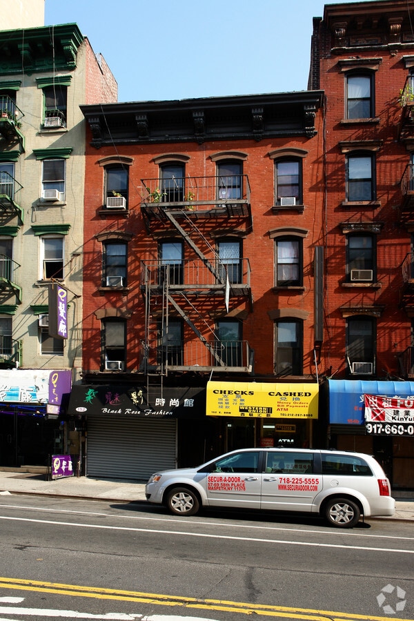 Photo - 152 E Broadway Apartments