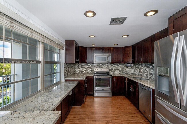 Building Photo - 625 Oaks Dr Unit 503