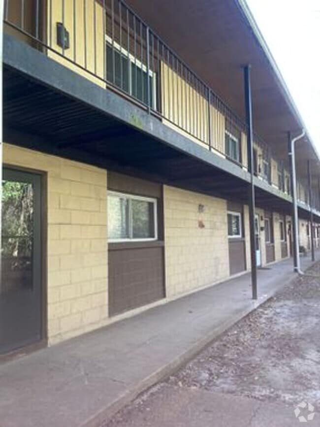 Building Photo - Newly updated 2 Bedroom, 1 bathroom Apartm... Unit Apt 09