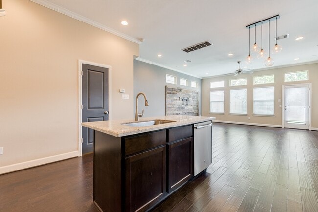 Photo - 5807 Larkin St