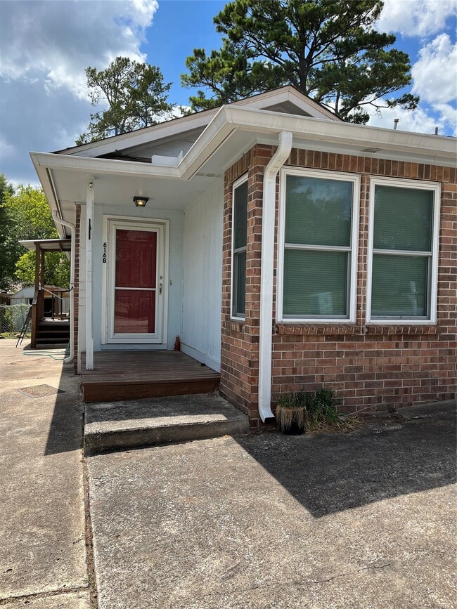 Building Photo - 616 Normal Park Dr Unit B