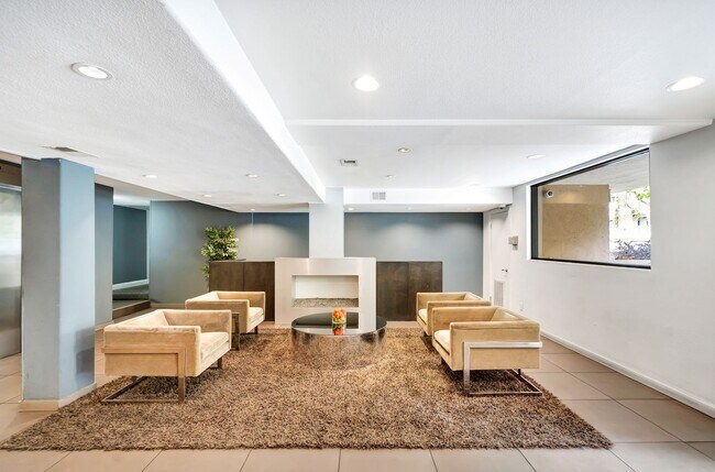 Photo - 141 S Clark Dr