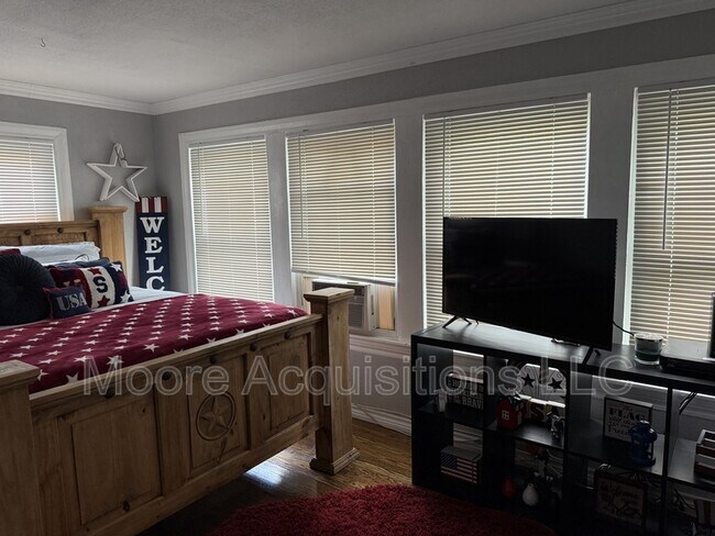 Photo - 1602 N Lockhart St House