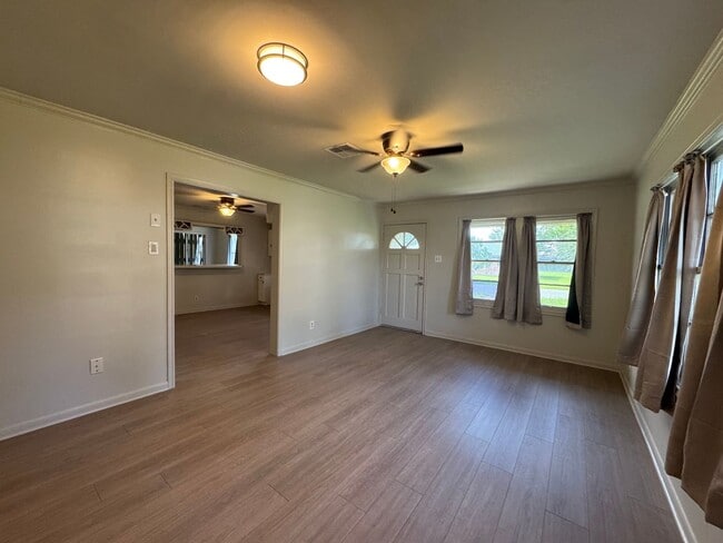 Photo - 616 E 11th St