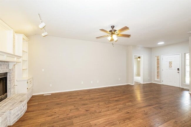 Photo - 703 Badger St NE