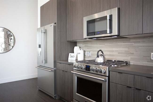 2BR, 2BA-1665 SF