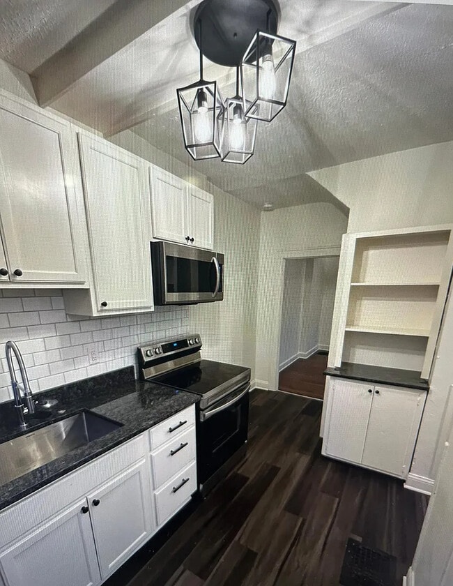 Photo - 811 E 52nd St