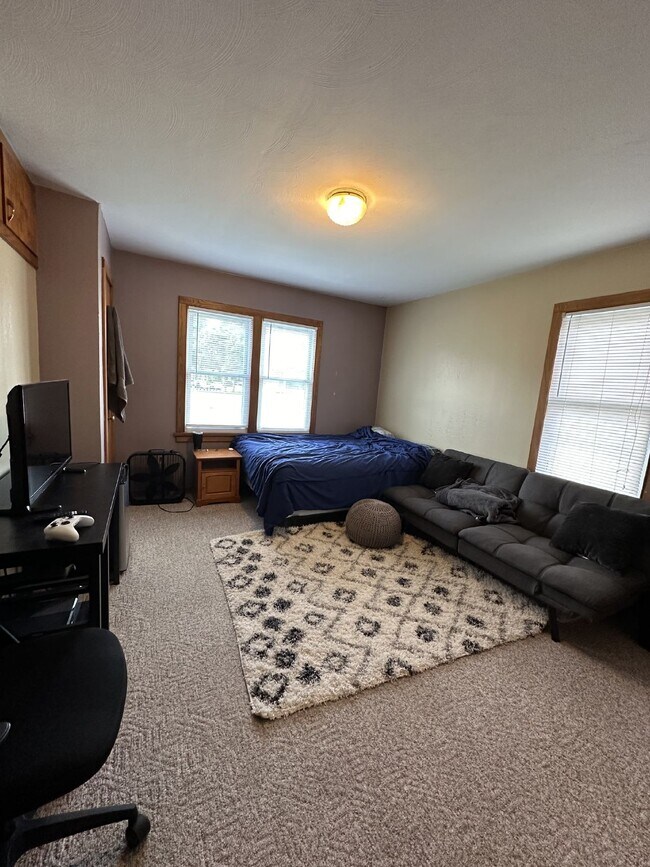 4 Bed 2 Bath with AC close to UWEC!
