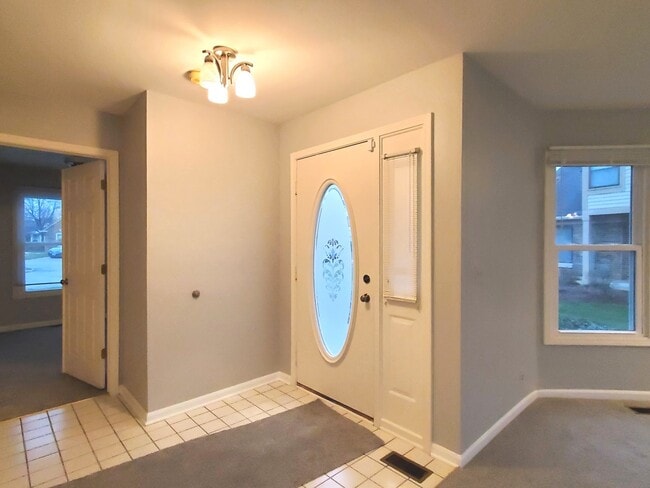 Photo - 325 Satinwood Ct S