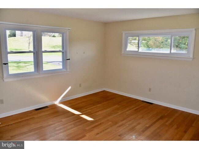 Photo - 911 Grings Hill Rd