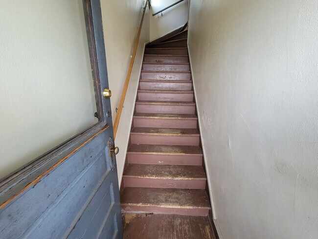 Photo - AVAILABLE IMMEDIATELY - 3 BED 1 BATH Unit Apt. #3