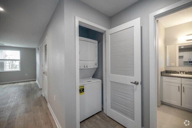2BR, 2BA - 927SF - Laundry