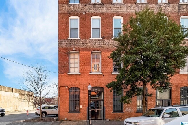 Building Photo - 2311 Morris Ave Unit 300