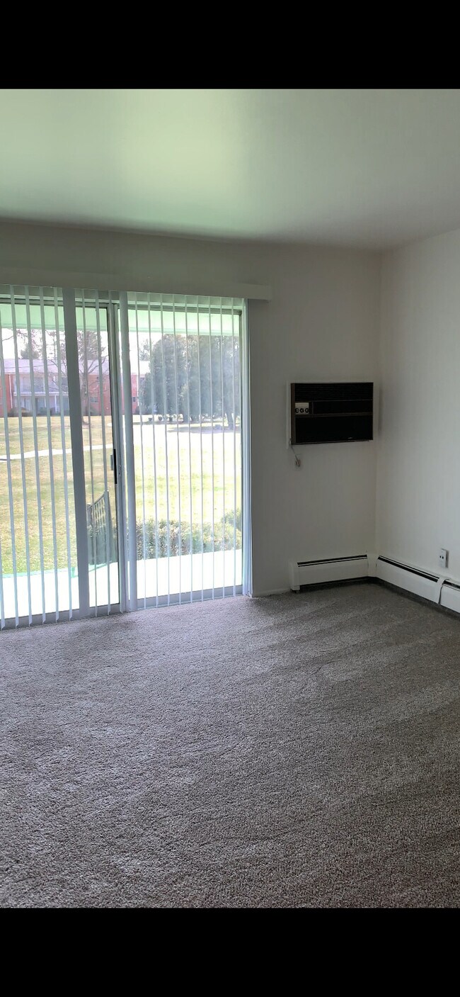 Independence Square Apartments For Rent in Clarkston, MI