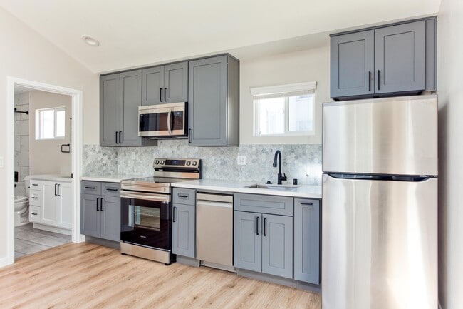 Building Photo - 630 E San Antonio Dr Unit #5