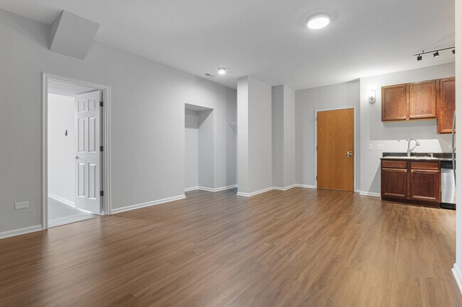 Photo - 2451 W Howard St