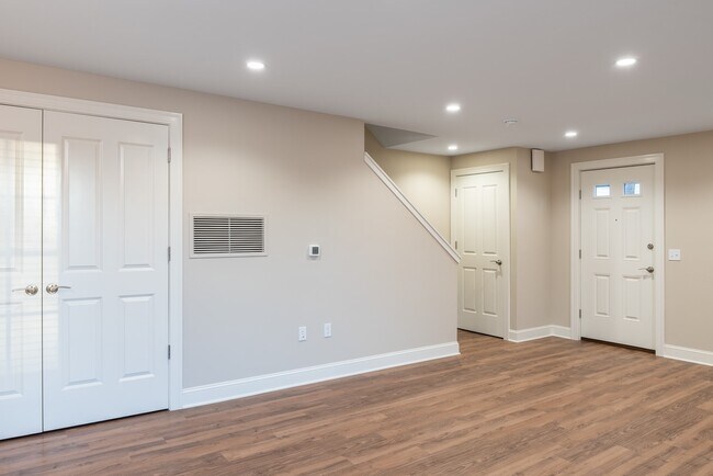 Photo - 319 W 5th St Unit 321