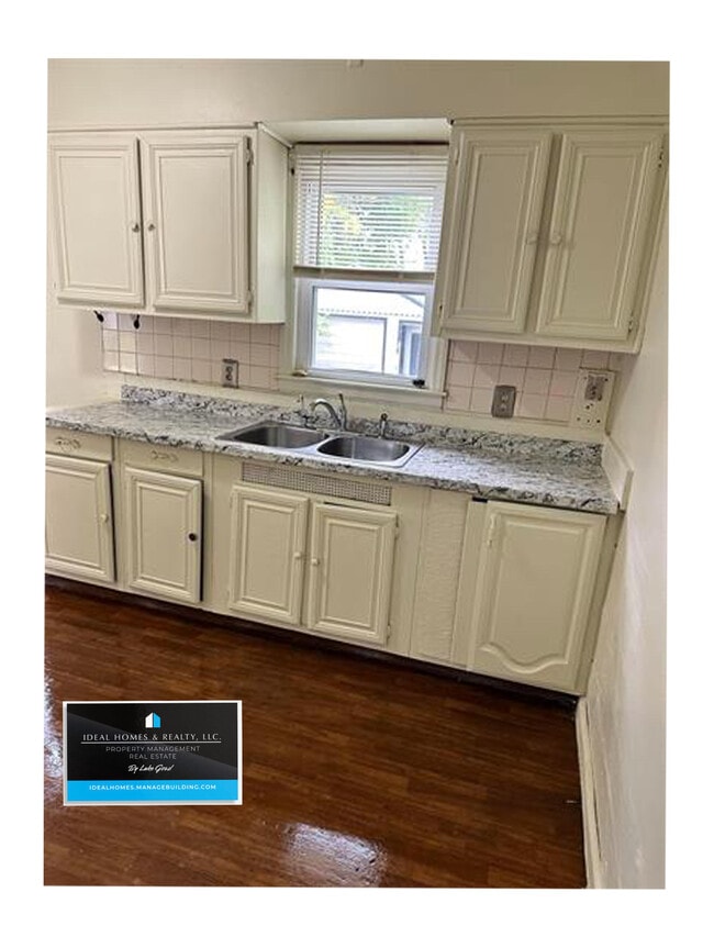 Photo - 2747 Sloan St