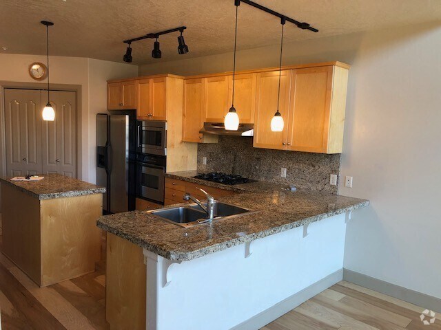 Building Photo - Exceptional 2bed/2bath @ Hyde Park! Availa... Unit 207 Rental