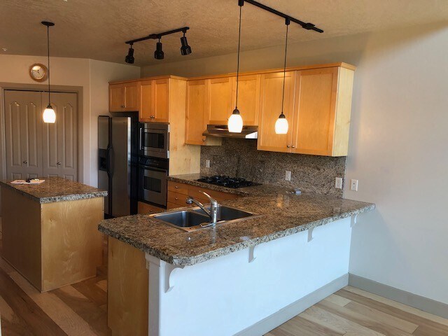 Exceptional 2bed/2bath @ Hyde Park! Availa... - Exceptional 2bed/2bath @ Hyde Park! Availa... Condo Unit 207
