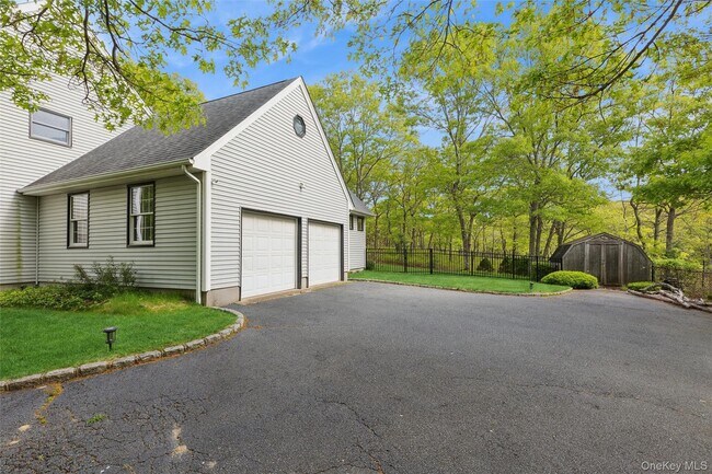 2 Red Creek Cir