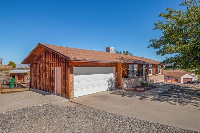 Building Photo - Charming 3-Bedroom Family Home in Orchard ...
