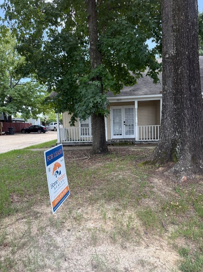 Building Photo - Three Bedroom Townhome off O'Neal Ready to Move-In