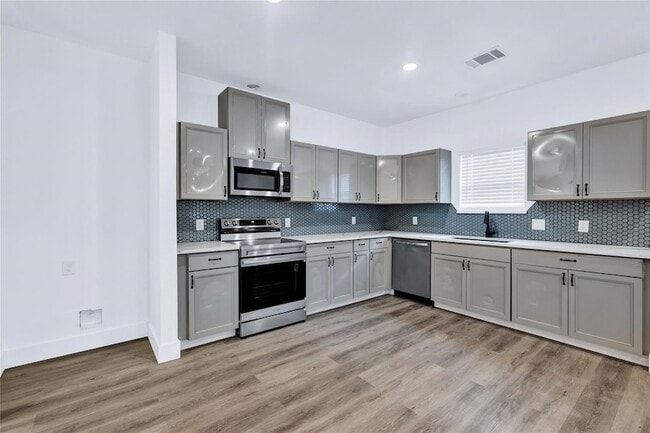 Photo - 1027 W Coffin St