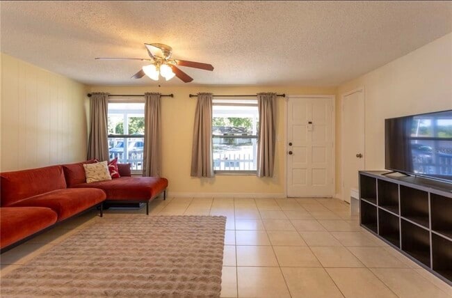 Photo - 2877 Nutwood St