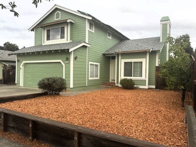 Building Photo - Beautifully Refreshed Home in a Family Nei...