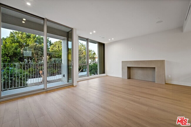 Photo - 755 N Alfred St Unidad B