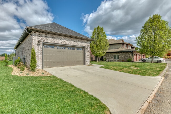 Photo - 319 Monroe Dr