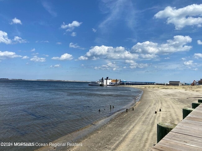 Building Photo - 330 Shore Dr Unit F-20