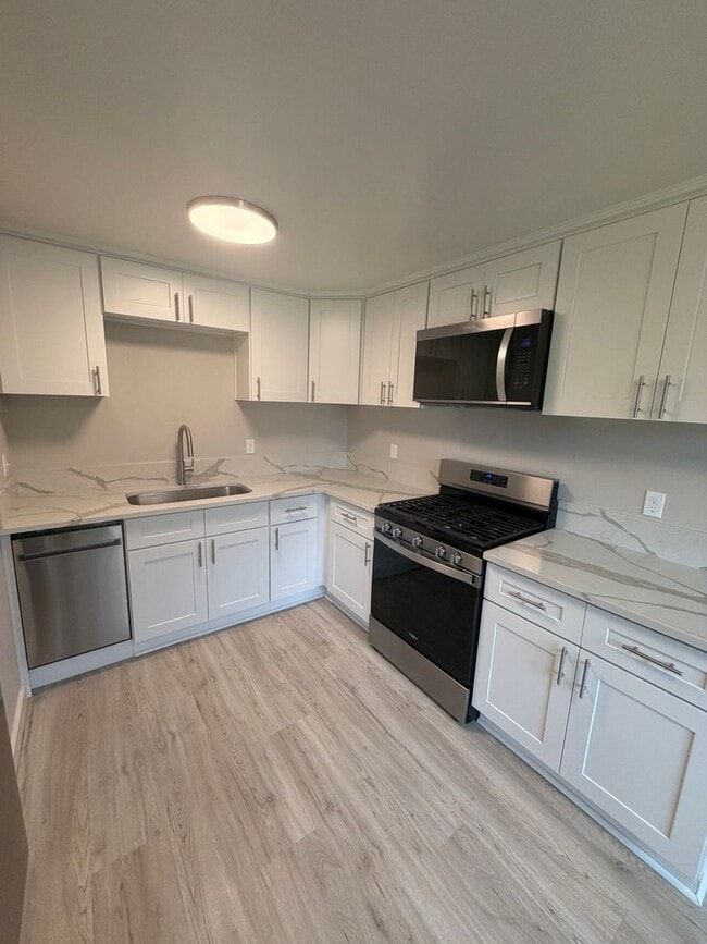 Building Photo - Newly Remodeled Large 2 Bedroom!