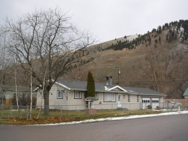 Building Photo - 556 Montana Ave