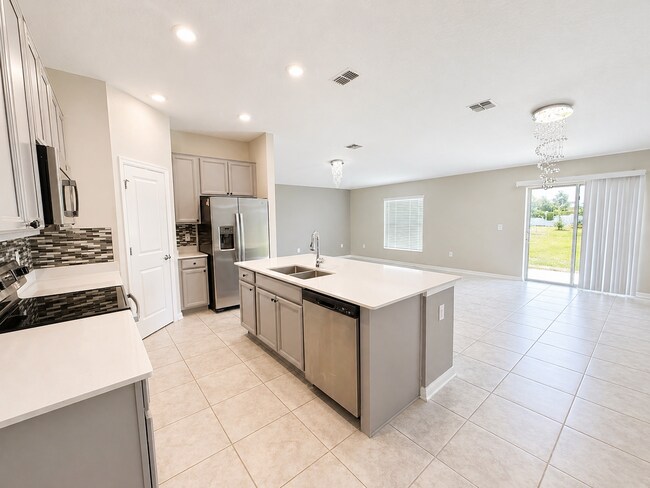 Charming 3-Bed Oasis with 2 Baths and 1,555 Sq Ft of Comfort in Haines City!