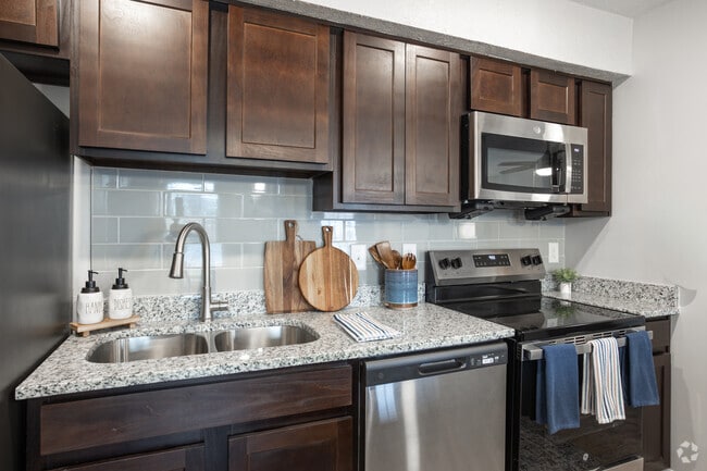 1BR, 1BA - 800SF - Kitchen - Club 34